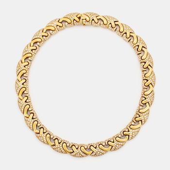 410. An 18K gold Bulgari necklace set with round brilliant-cut diamonds.