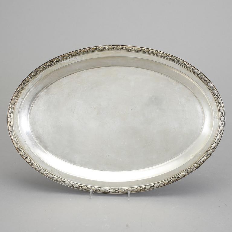 BRICKA, silver. CG Hallberg, Stockholm 1907. Vikt ca 900 gram.