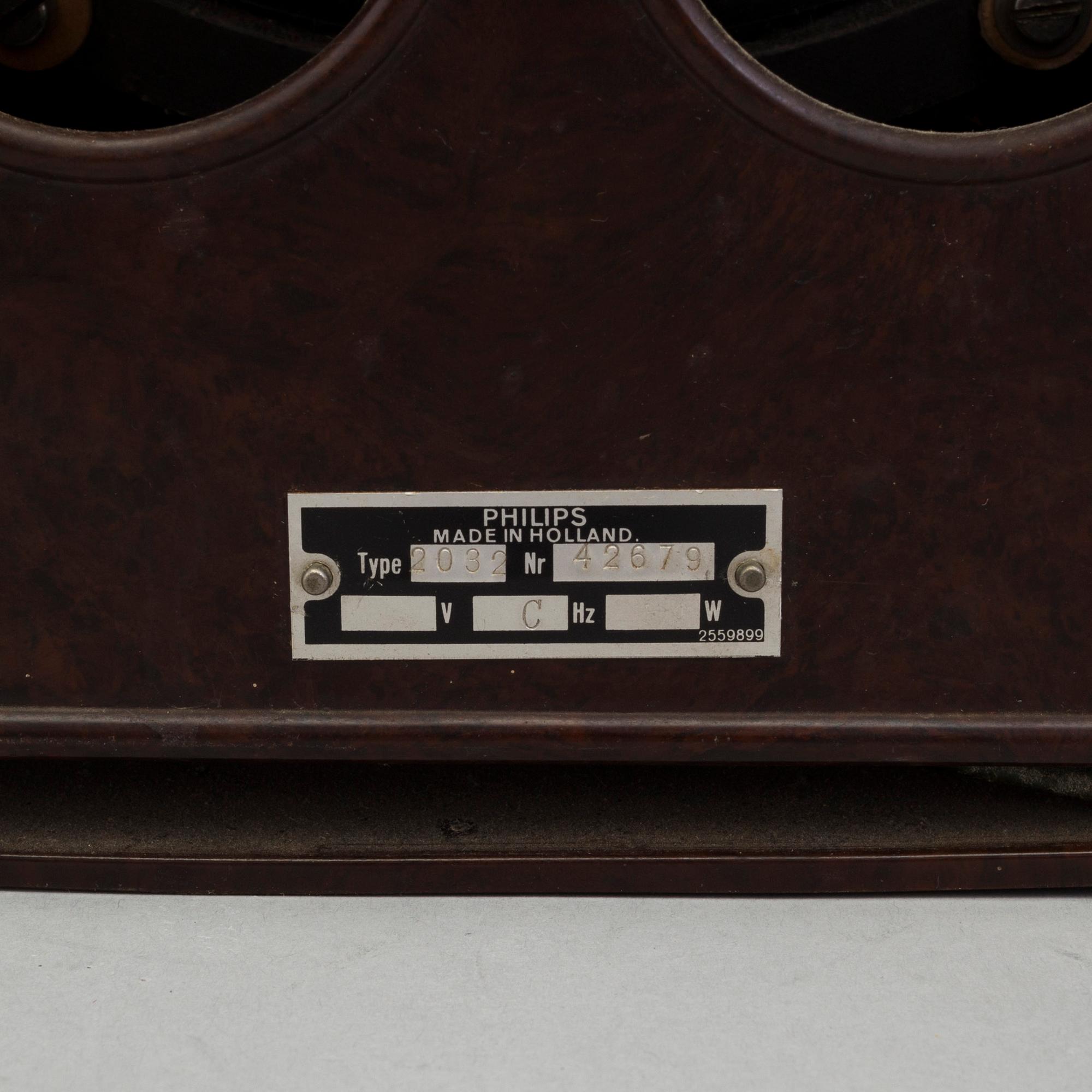 A radio and a loudspeaker, including Philips, 1930´s/40´s.