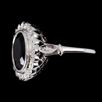 RING, 18 k vitguld, safir samt diamanter.