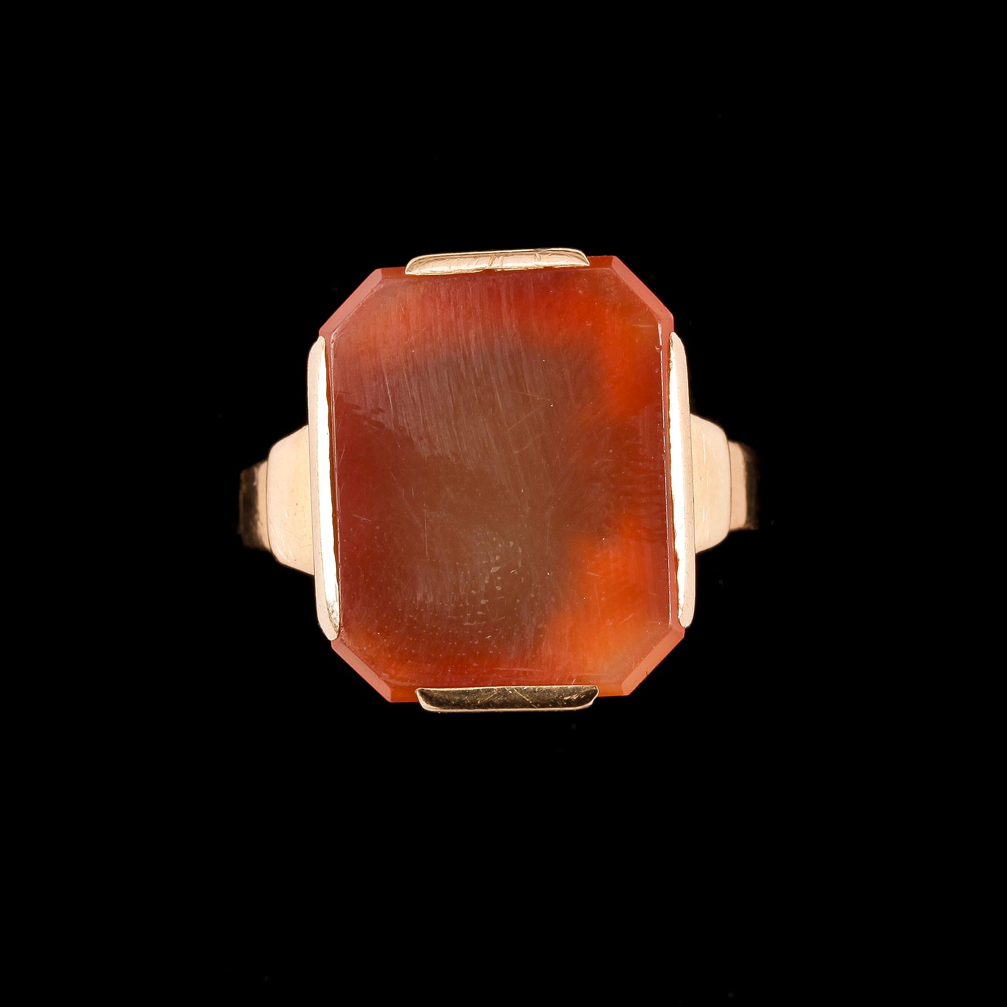 HERRINGAR, 2 st, 18k guld, bl a karneol, 1944-62. Tot ca 11 gr.