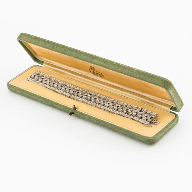 Armband platina med gammalslipade diamanter och safirer, troligen Bucherer.