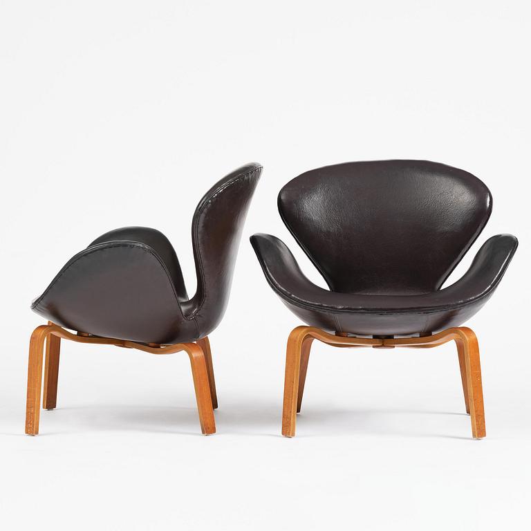 Arne Jacobsen, a pair of "Swan" armchairs, Fritz Hansen, Denmark, 1960s.