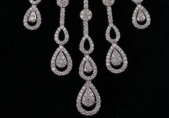 A NECKLACE, 830 brilliant cut diamonds 10.40 ct. H/si-I. Length 43 cm. Weight 47,9 g. SJL certificate nr. 4180.