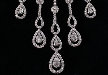 COLLIER, 830 briljantslipade diamanter 10.40 ct. H/si-I.  Längd 43 cm. Vikt 47,9 g. SJL intyg nr. 4180.