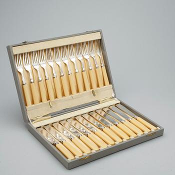 FISKBESTICK, 24 delar. Nysilver. I etui. 1900-talets första hälft.