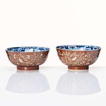 A rare set of blue and white and cappuciner brown goods with an engraved decoration, Qing dynasty, Kangxi (1662-1722).