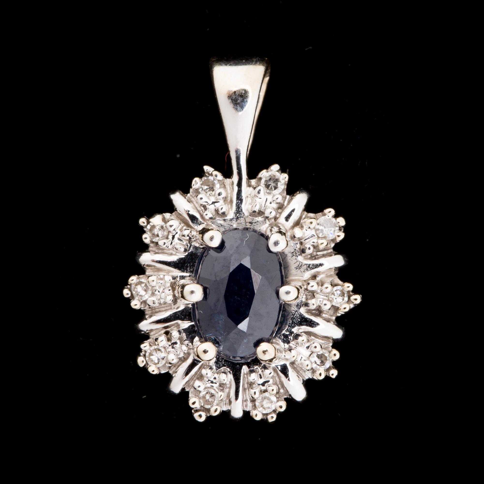 Hänge, 18 k vitguld med safir ca 0,60 ct samt åttkantslipade diamanter. Vikt ca 2 g.