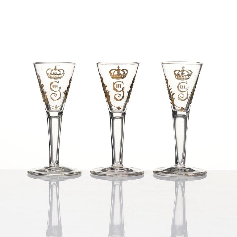 Plunta samt sex stycken spetsglas med Gustav IIIs monogram, Sverige, 1700-tal.