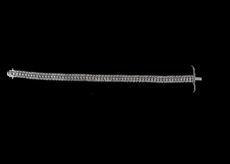 ARMBAND, silver med små diamanter. 1900-talets slut.