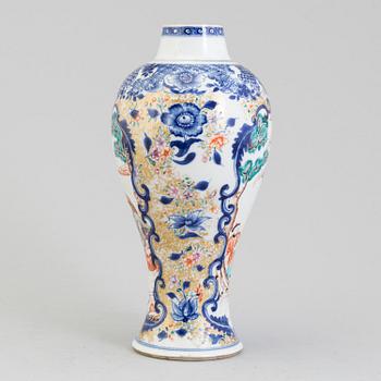 A mandarin porcelain vase, Qing dynasty, Qianlong (1736-95).