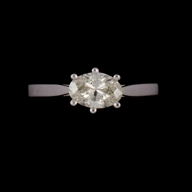 RING, 18k vitguld med ovalslipad diamant, 0.90 ct. Vikt 3 g.