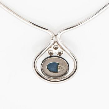 Collier, 18K vitguld med opal och briljantslipade diamanter.