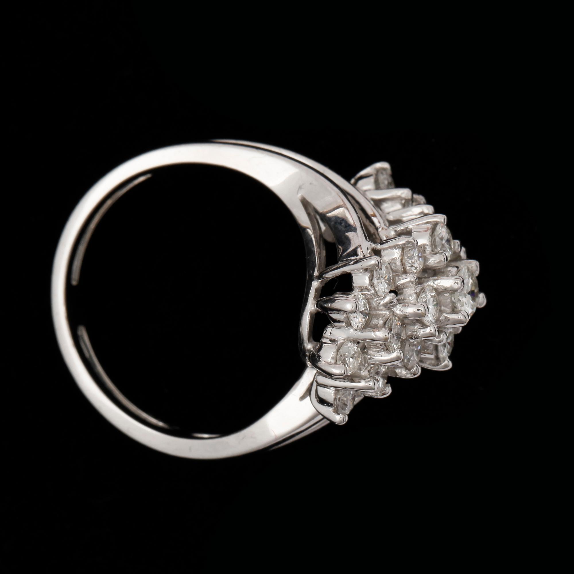 RING, 18k vitguld med briljantslipad diamanter tot ca1,25ct. 2000-tal. Vikt 6,9g.