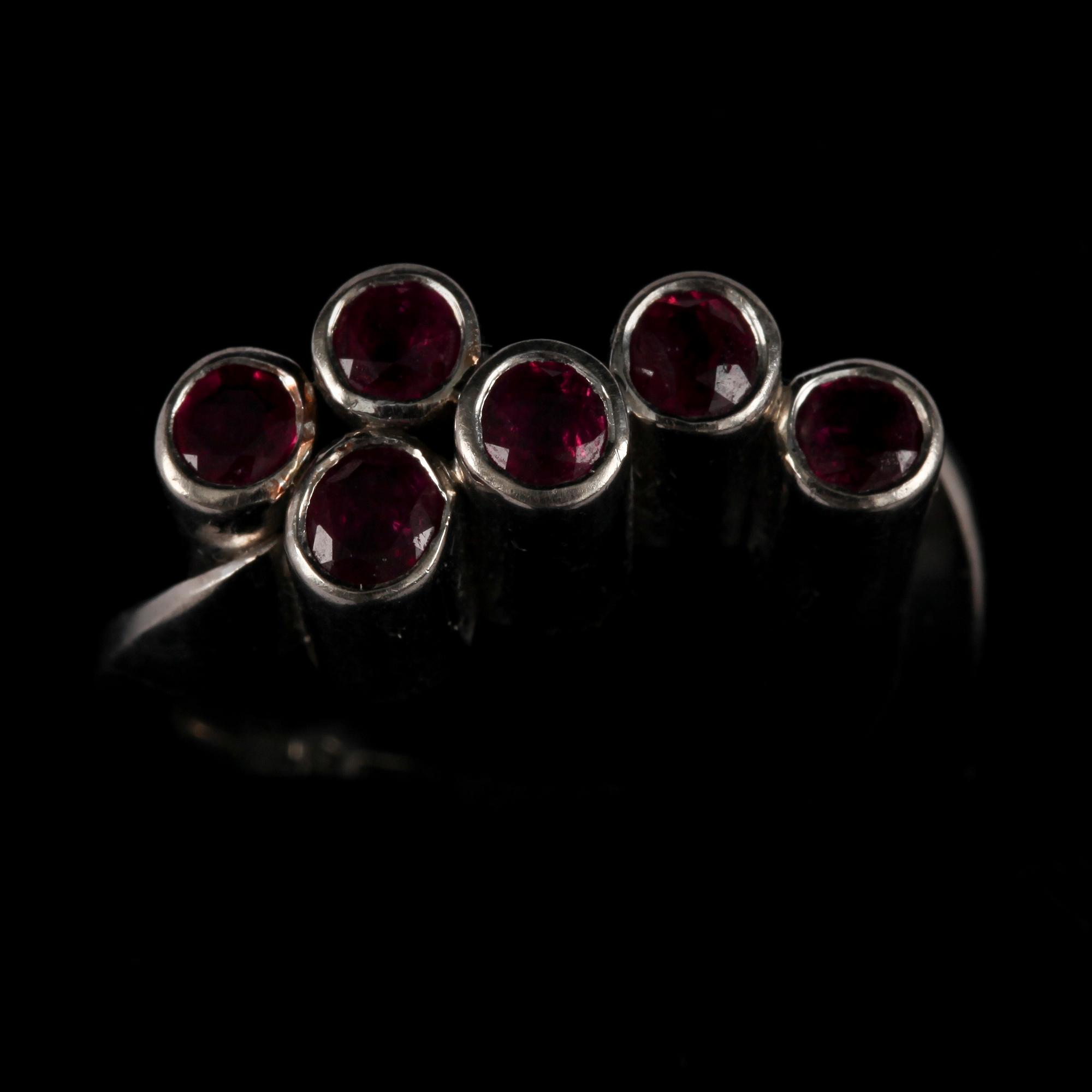 RING, 18k vitguld med 6 rubiner. Vikt 14 g.