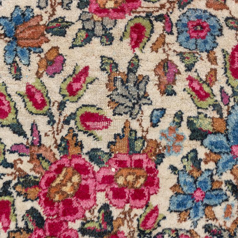 An Oriental carpet, c. 272 x 180 cm.