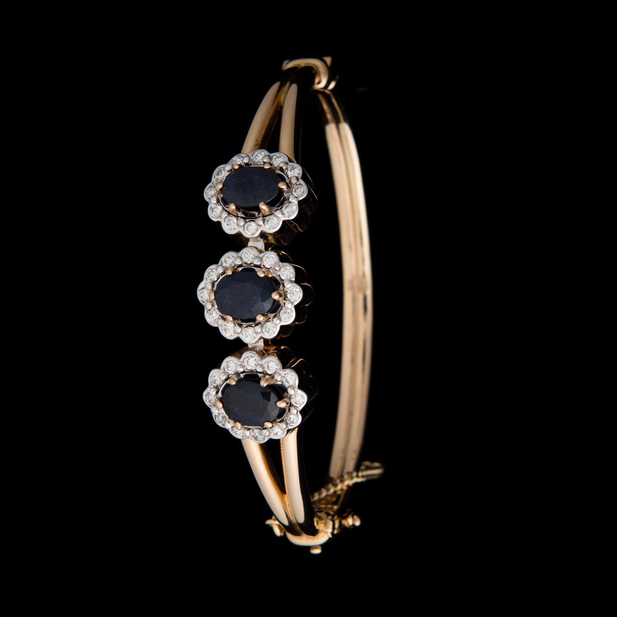 ARMRING, fasettslipade safirer, briljantslipade diamanter, 18K guld.