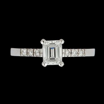 191. RING med en smaragdslipad diamant och briljantslipade diamanter, totalt ca 0.75 ct.