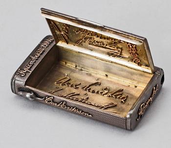 CIGARETTETUI, silver, med applikationer
i guld,Ryssland ca 1900. Vikt 179 gr.