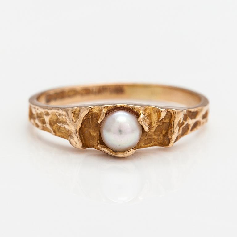 A 14K gold ring "Small word" with a cultured pearl. Lapponia 1978.
