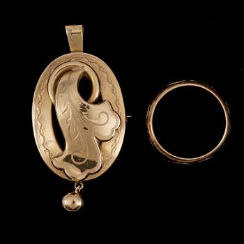 BROSCH SAMT RING, guld 18 resp 23K. Hugo Grun & Co, Stockholm 1947 resp K.G. Markström, Uppsala 1897. Tot ca 15 gram.