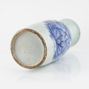 A blue and white porcelain vase, China, late Qing dyansty, late 1800's.