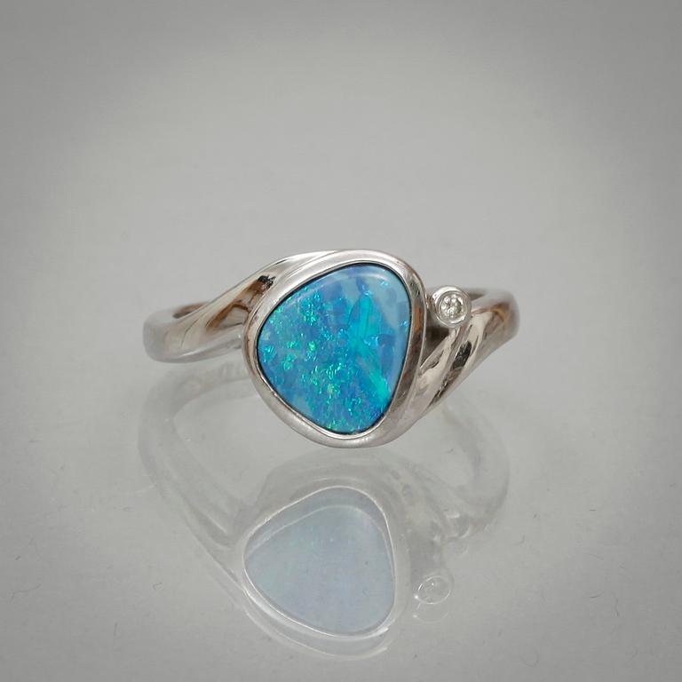 RING, 14k  vitguld med ljust blå opal samt briljantslipad diamant. Vikt 4 g.