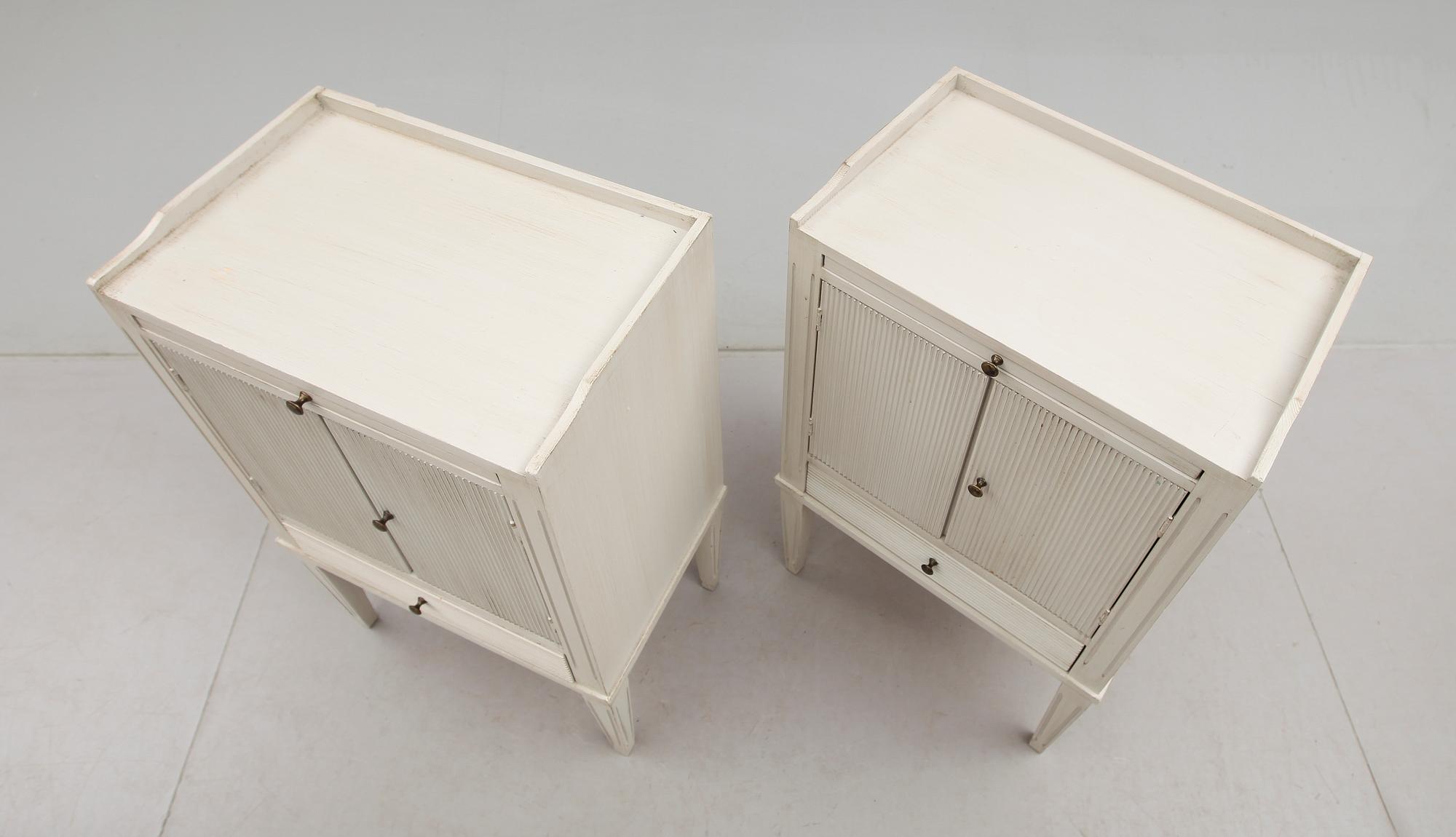 SÄNGBORD, 1 par, gustaviansk stil, 1900-talets andra hälft.