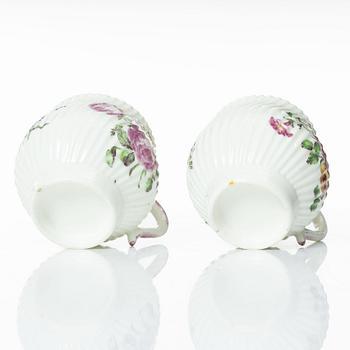 Cremekoppar med lock, ett par, rokoko, Mennecy-Villeroy, Frankrike, 1700-tal.