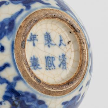 Ask med lock, två stycken, tedosa, samt vas, porslin. Kina, 1700/1900-tal.
