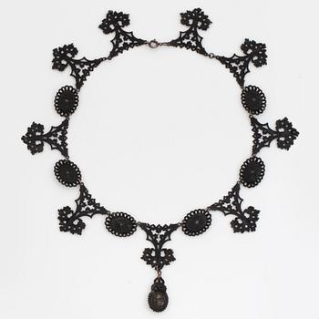 A Berlin iron and steel necklace. Berlin 1810-30.