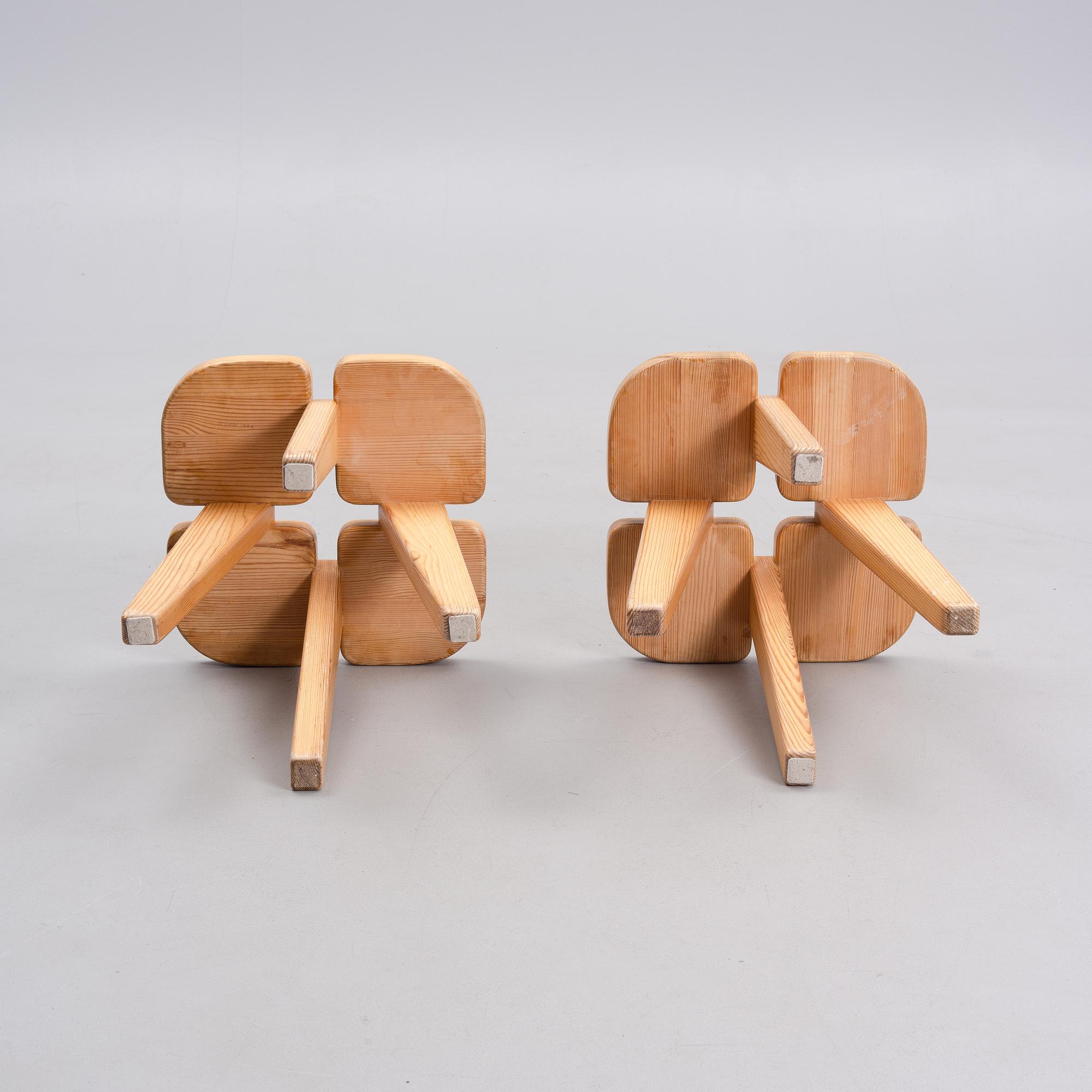 LISA JOHANSSON-PAPE, A PAIR OF STOOLS. Apila. Oy Stockmann Ab, Keravan puusepäntehdas. 1970/80´s.