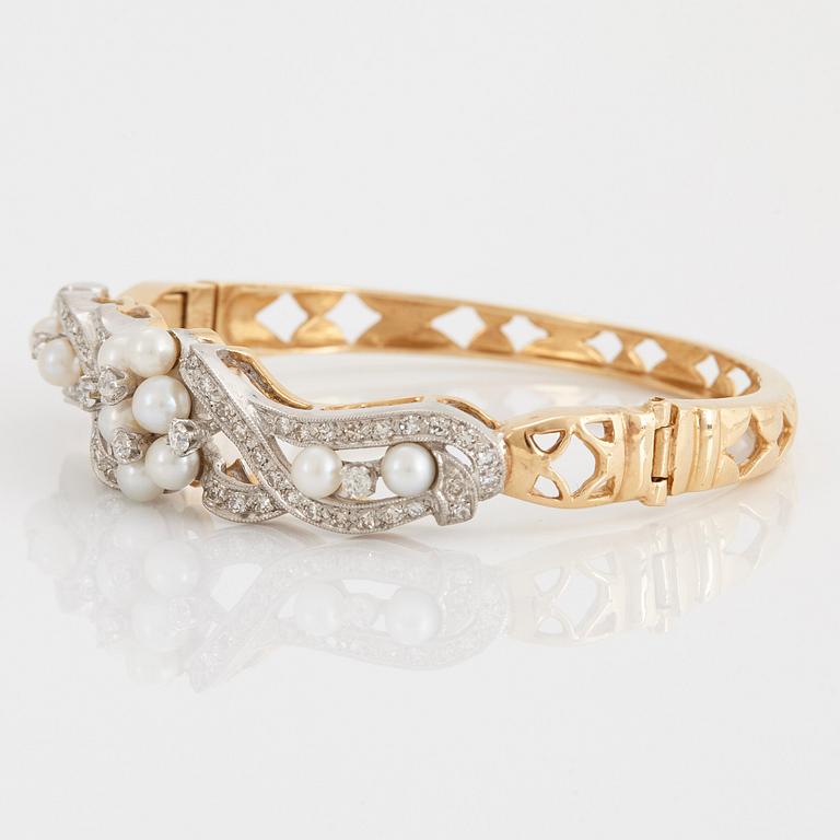 Armring 14K guld med gammal- och åttkantslipade diamanter samt pärlor.
