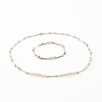 Halsband och armband silver och pärlor svenska importstämplar.