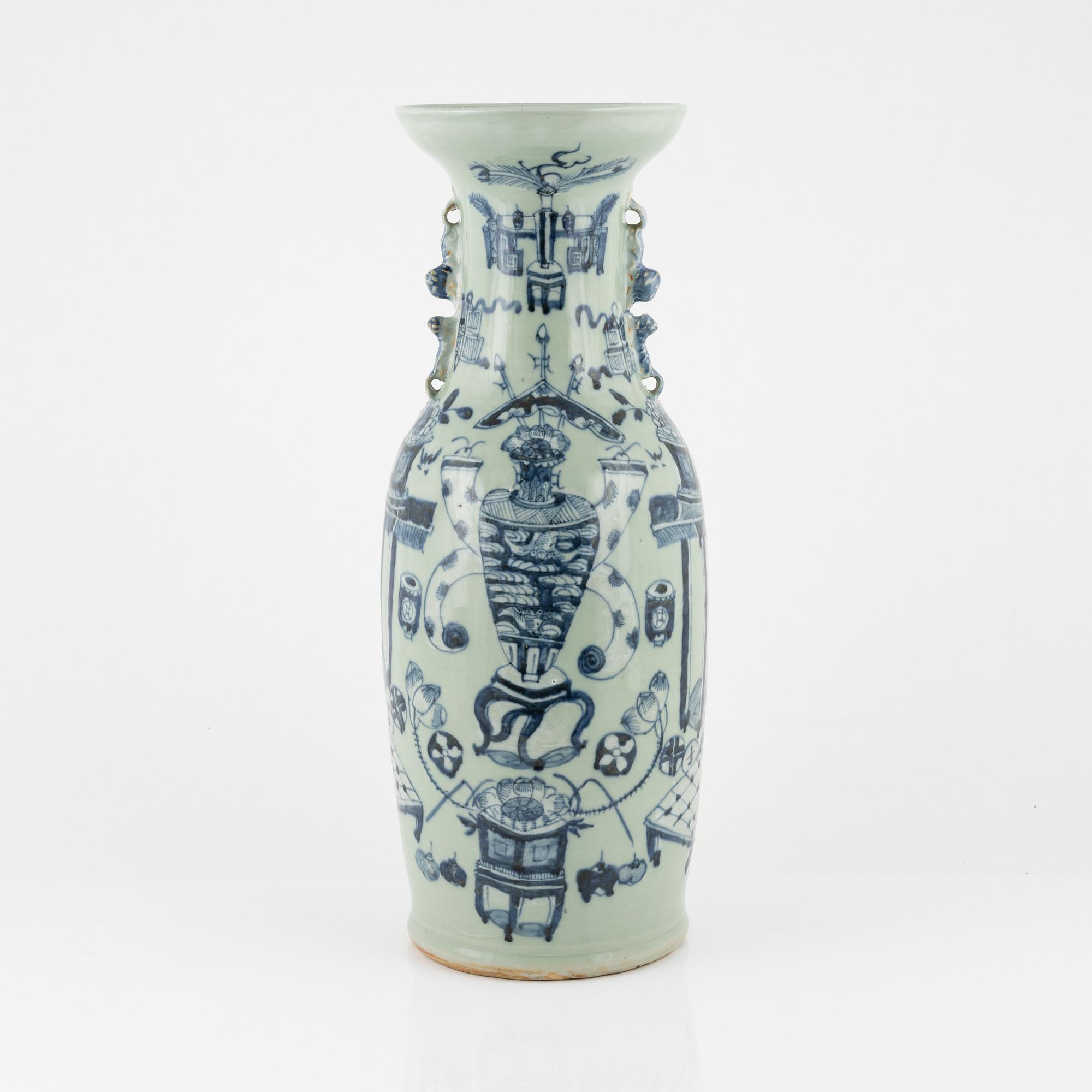 A Chinese porcelain vase, Qing dynasty, late 19th Century.