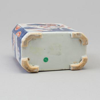 An imari tea caddy, Qing dynasty, 18th century.