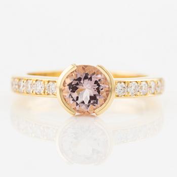 Ring in 18K gold with a faceted morganite and round brilliant-cut diamonds.