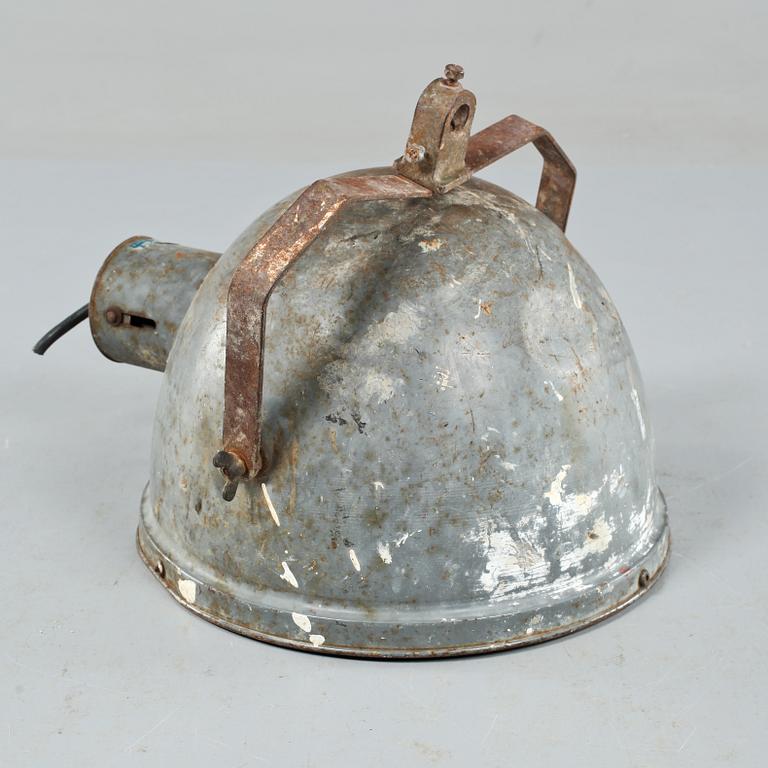 INDUSTRILAMPA, omkring 1900-talets mitt.