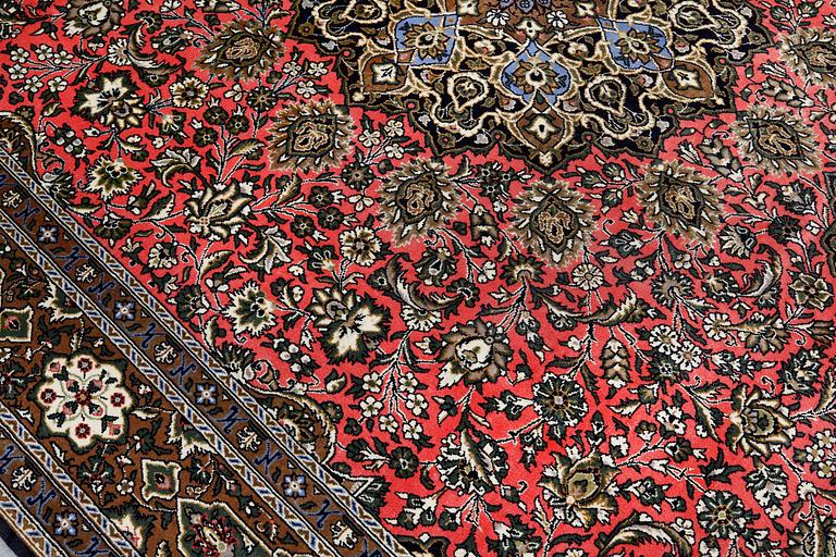 A part silk Qum carpet, ca 297 x 207 cm.