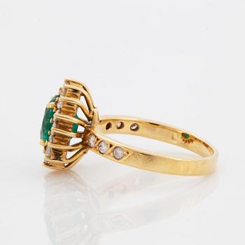 Garnityr, ring, örhängen och collier med smaragder och briljantslipade diamanter.