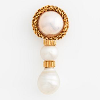 Brooch 18K gold with cultured pearls.