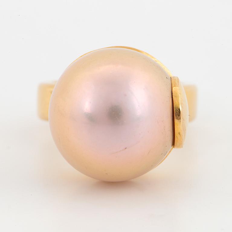 18K gold and large pink japanese freshwater pearl ring.