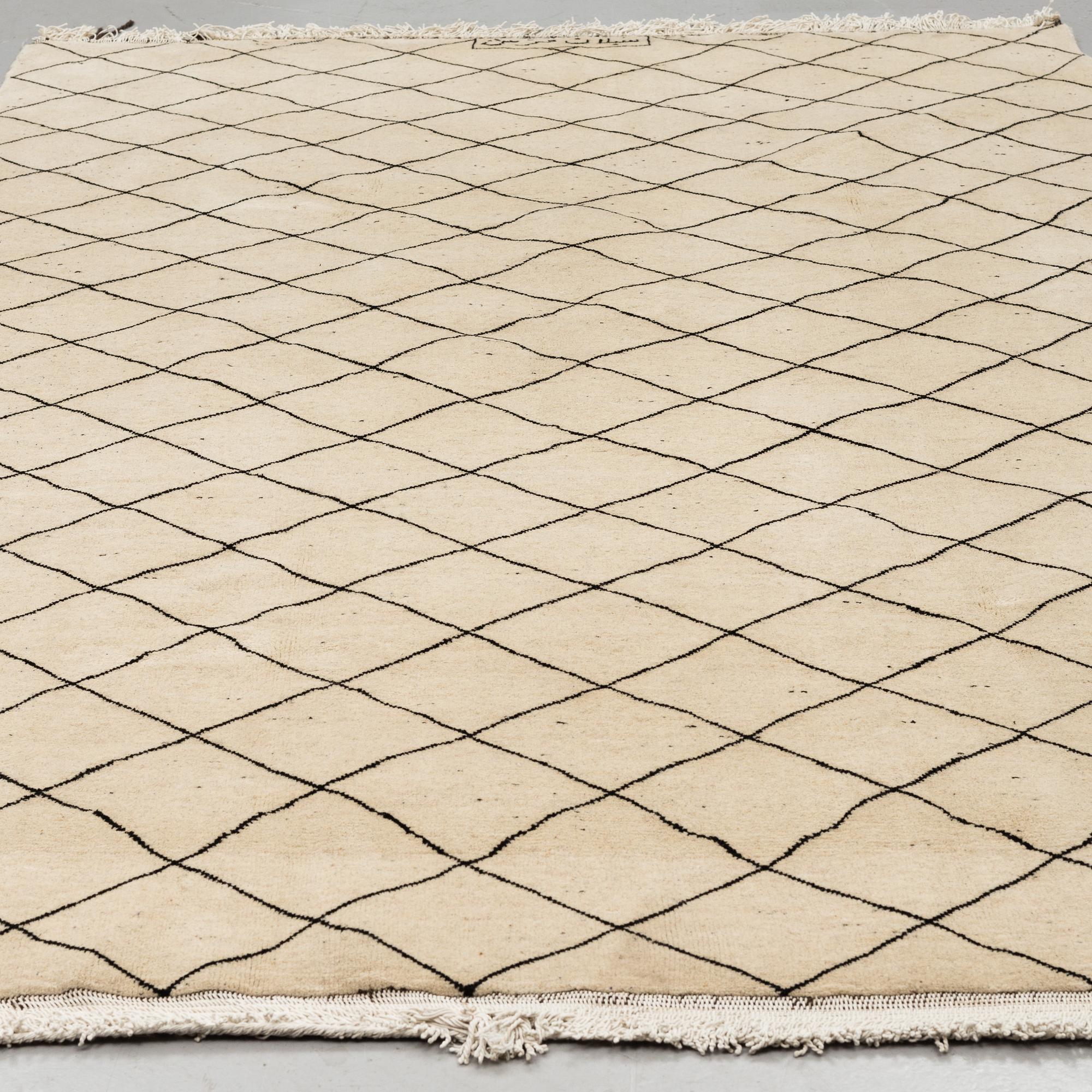 A RUG, orietal, signed, ca 237 x 155 cm.