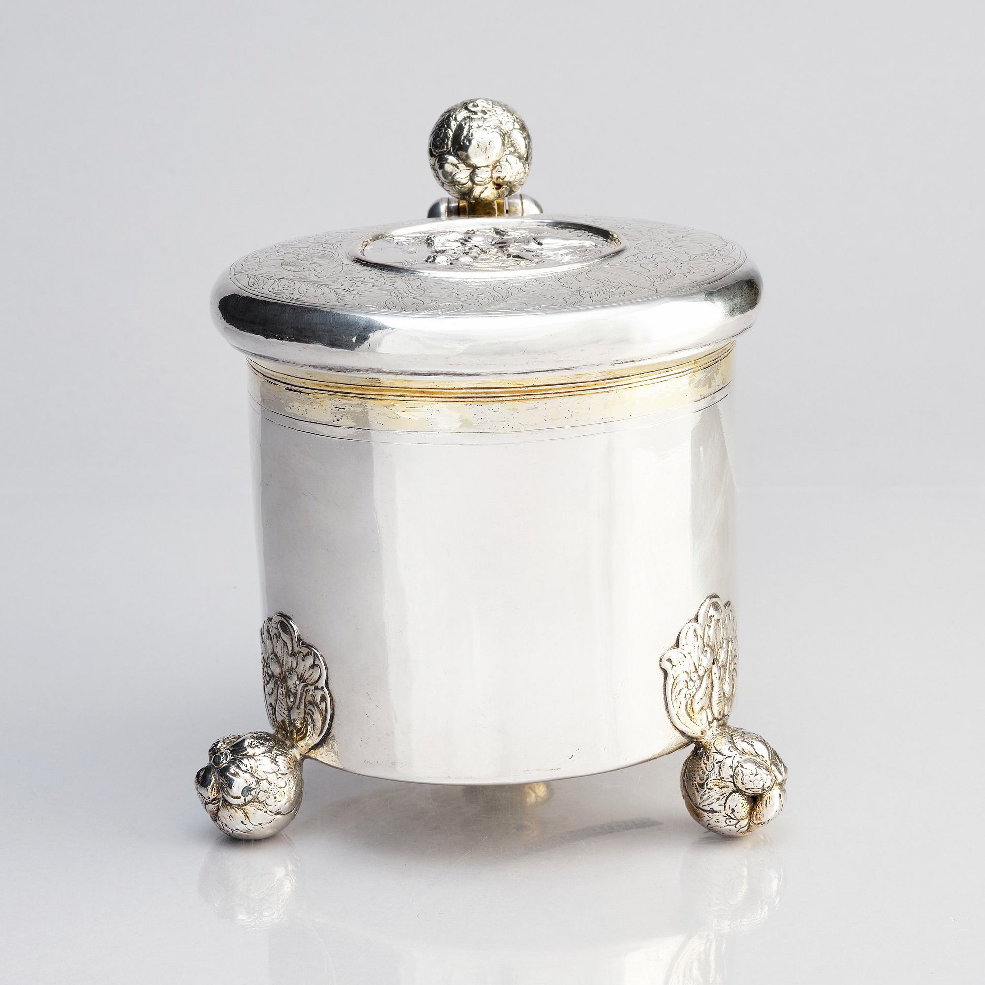 Dryckeskanna, delvis förgyllt silver, sannolikt av Jacob Fleischmann (verksam i Arensburg 1675-1698, Estland). Barock.