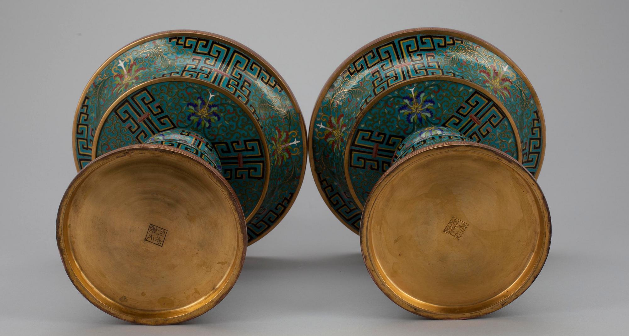 LJUSSTAKAR ETT PAR, cloisonné emalj, Kina 1910-1930, signerade Lao Tian Li.