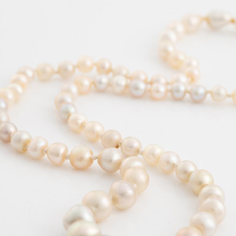 Pearl necklace, with graduated pearls.