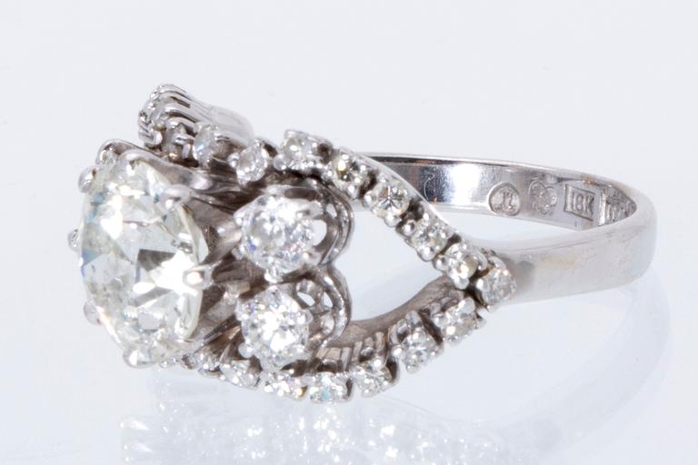 Ring 18K whitegold 1 old-cut diamond approx 2,40 ct approx H - I, old-and brilliant-cut diamonds approx 1 ct.