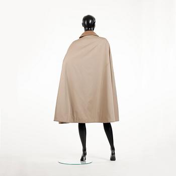 CÉLINE, a beige reversible cape.