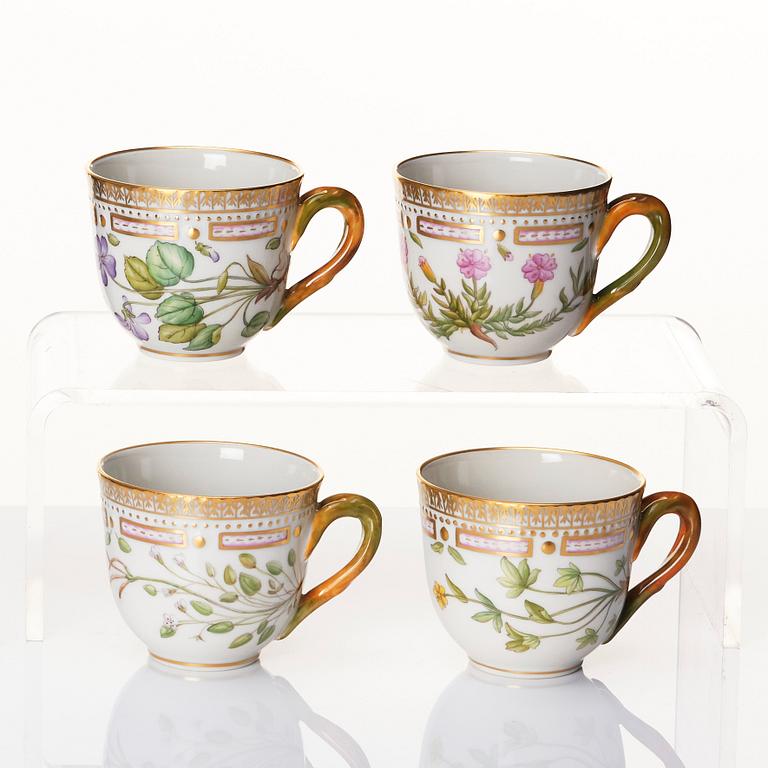 Koppar med fat, nio stycken, porslin. Royal Copenhagen, "Flora Danica", Danmark, 1900-tal.