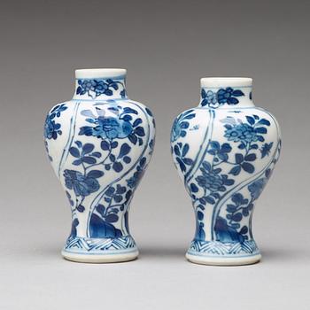 MINIATYRVASER, ett par, porslin. Qingdynastin, Kangxi (1662-1722).